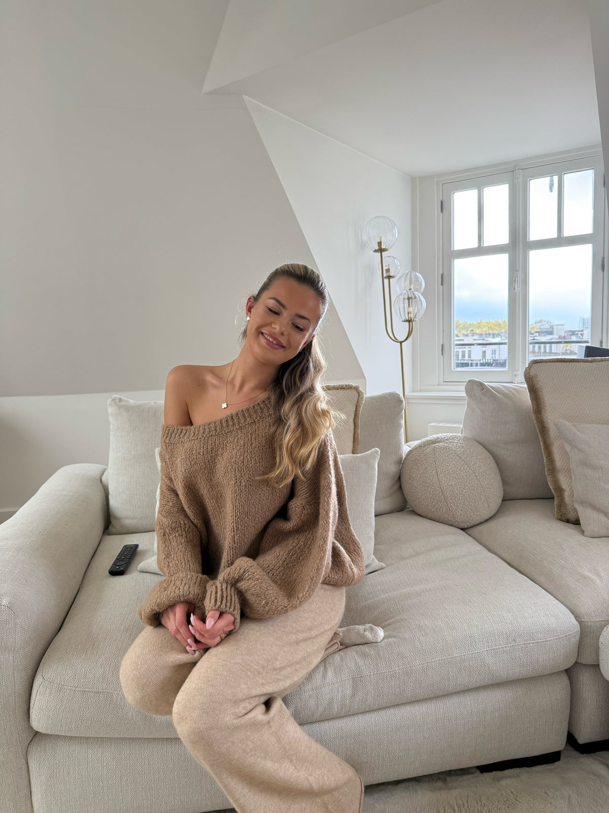 Evi off-shoulder knit